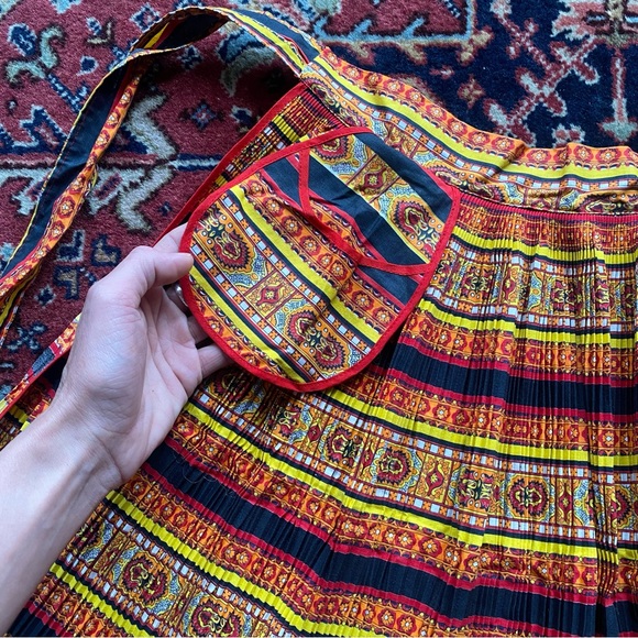 Adorable 1950s Half Apron w/ Accordian Pleats and a Pocket - Picture 6 of 8